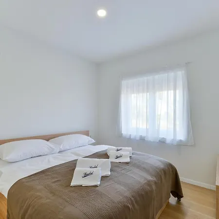 Mirakul Apartment Vir